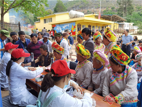 健康义诊服务进村寨